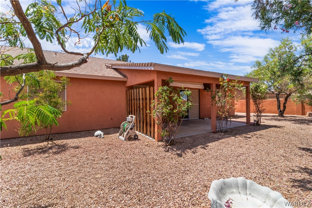 2158 Ranch Road Kingman, AZ 86401 - Photo 35 of 48 a front view of a house with garden