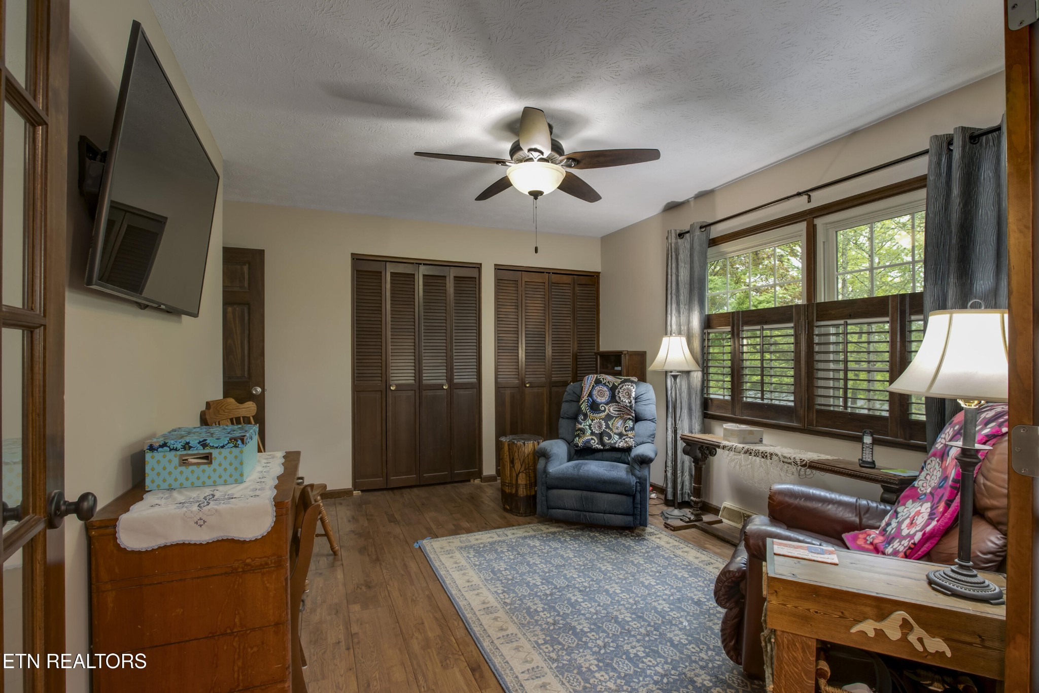 116 Mohawk Road Oak Ridge, TN 37830 - Photo 19 of 60 a living room with furniture a flat screen tv and a window