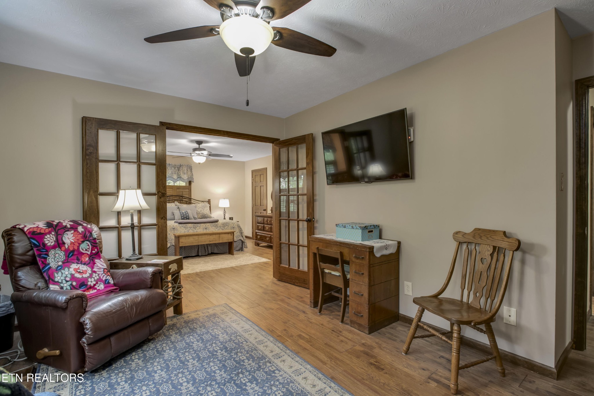 116 Mohawk Road Oak Ridge, TN 37830 - Photo 20 of 60 a living room with furniture and a flat screen tv