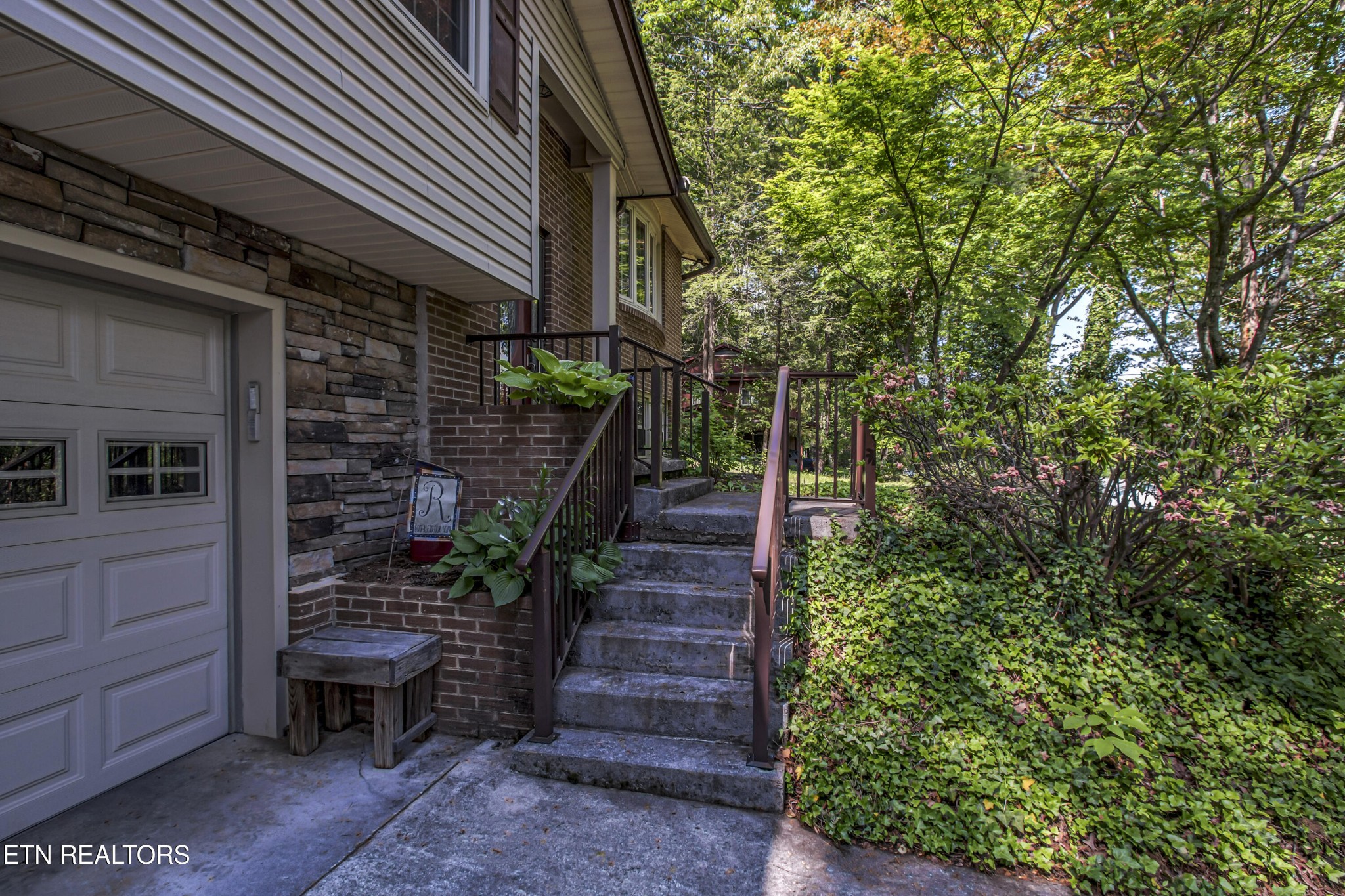 116 Mohawk Road Oak Ridge, TN 37830 - Photo 2 of 60 a view of a corridor