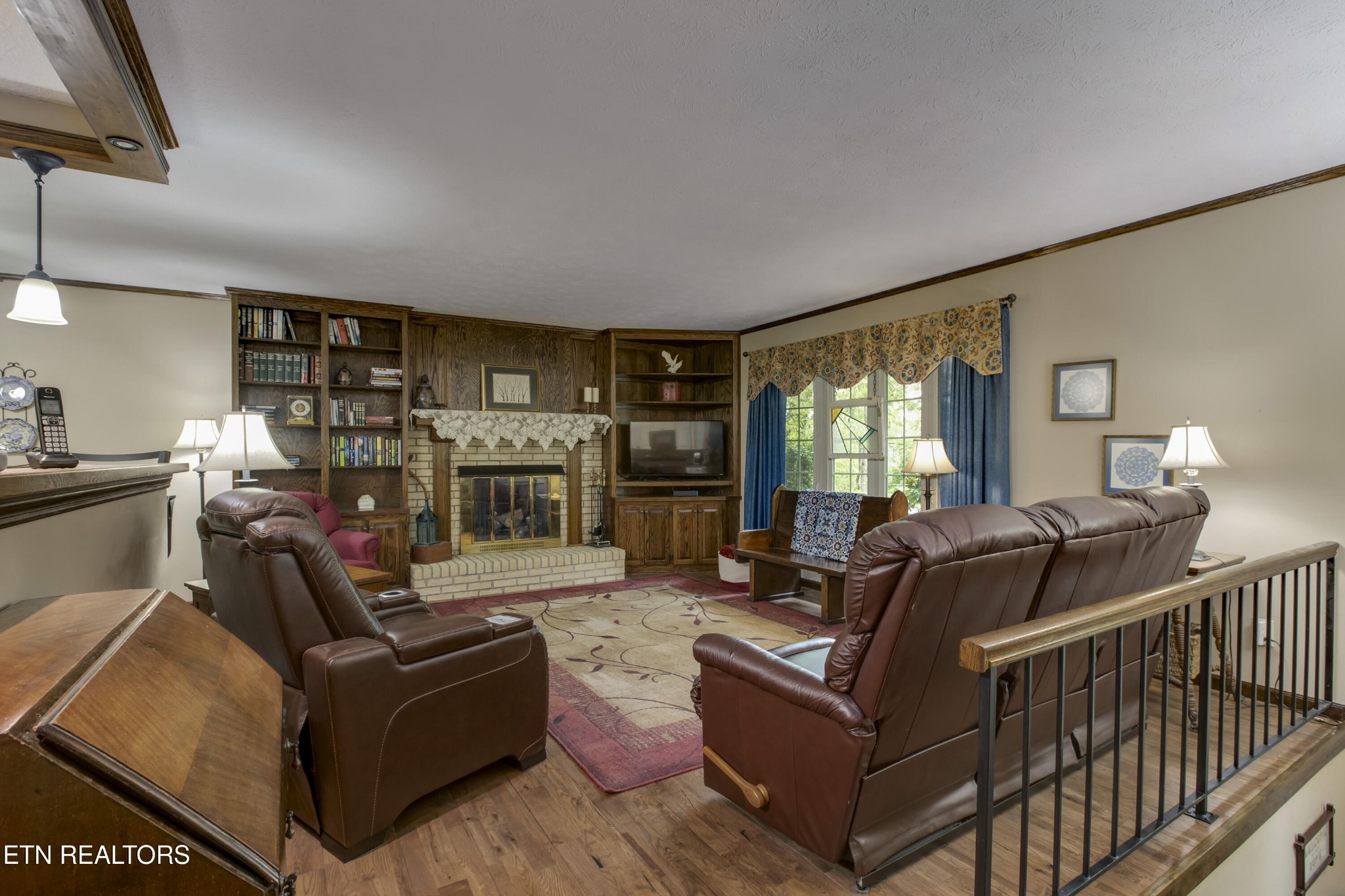 116 Mohawk Road Oak Ridge, TN 37830 - Photo 5 of 60 a living room with furniture and a window