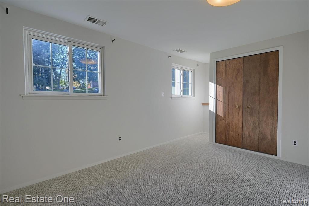 2060 Bretton Drive South Rochester Hills, MI 48309 - Photo 21 of 39
