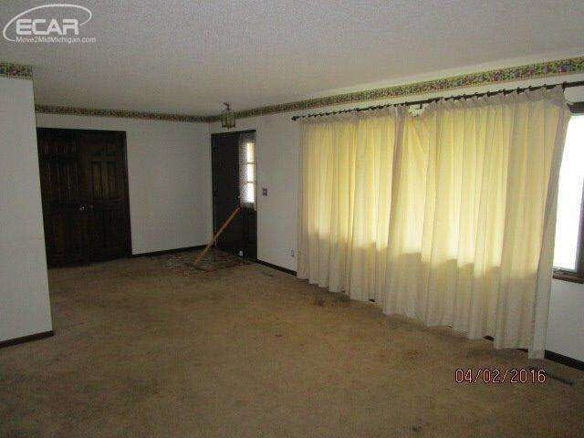 12452 Rolston Road Byron, MI 48418 - Photo 8 of 13 21138803-7.JPG