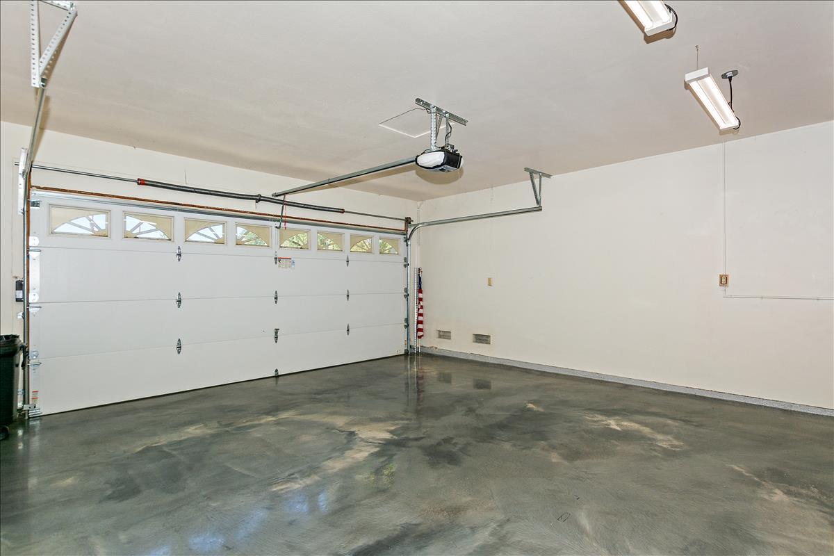25 Leon Way Rancho Mirage, CA 92270 - Photo 26 of 34 Garage