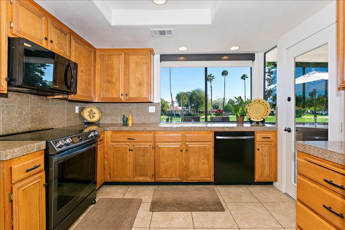 25 Leon Way Rancho Mirage, CA 92270 - Photo 7 of 34 Kitchen