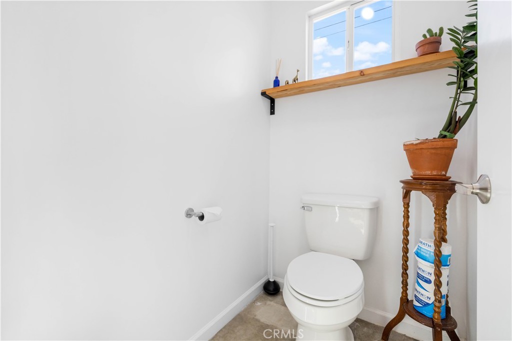 61879 Valley View Circle Joshua Tree, CA 92252 - Photo 28 of 63 a bathroom with a toilet and a shower curtain