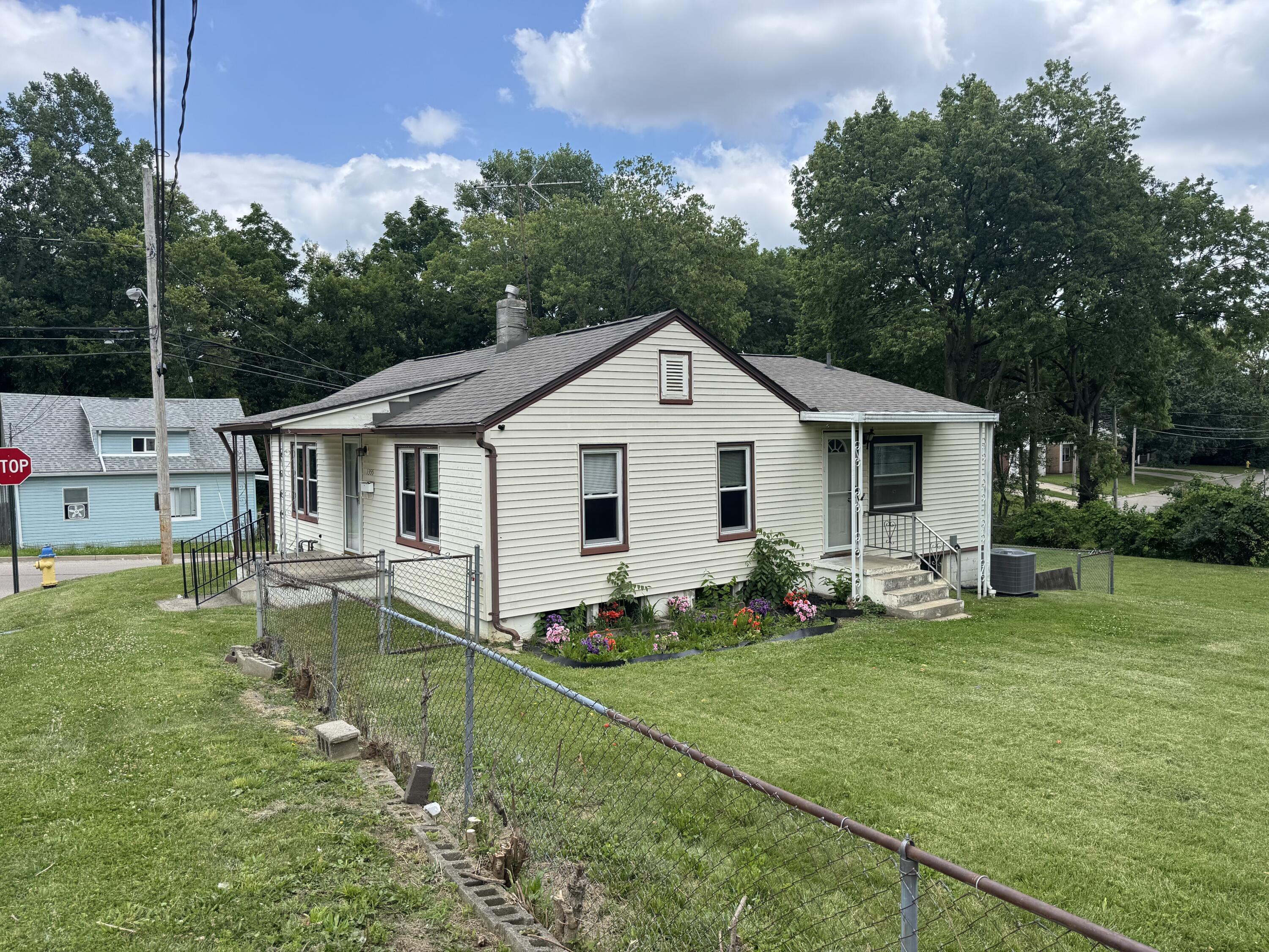 1355 Emery Avenue Springfield, OH 45504 - Photo 3 of 24
