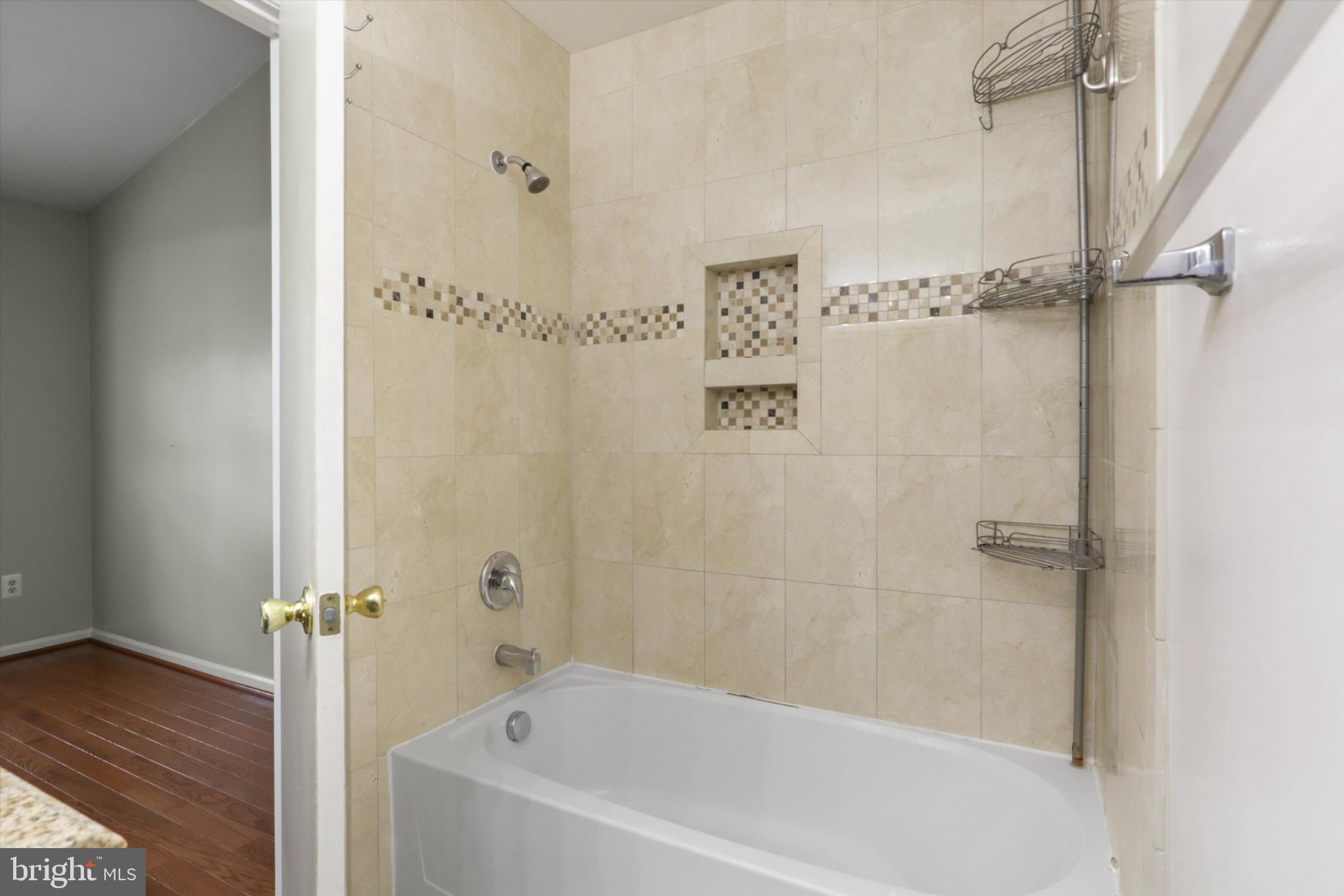 8564 Springfield Oaks Drive Springfield, VA 22153 - Photo 16 of 28 a bathroom with a bathtub