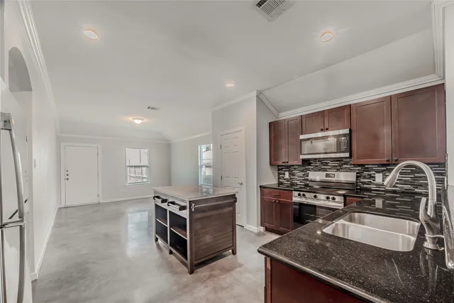 $2,400 | 834 Elkhart Street, Houston, TX 77091