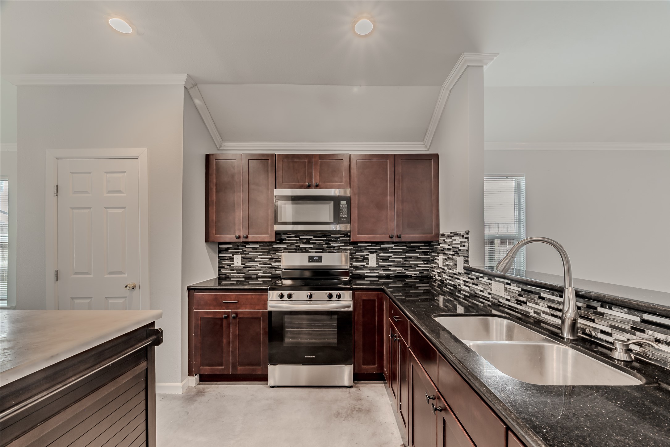 834 Elkhart Street Houston, TX 77091 - Photo 18 of 37 Double sinks