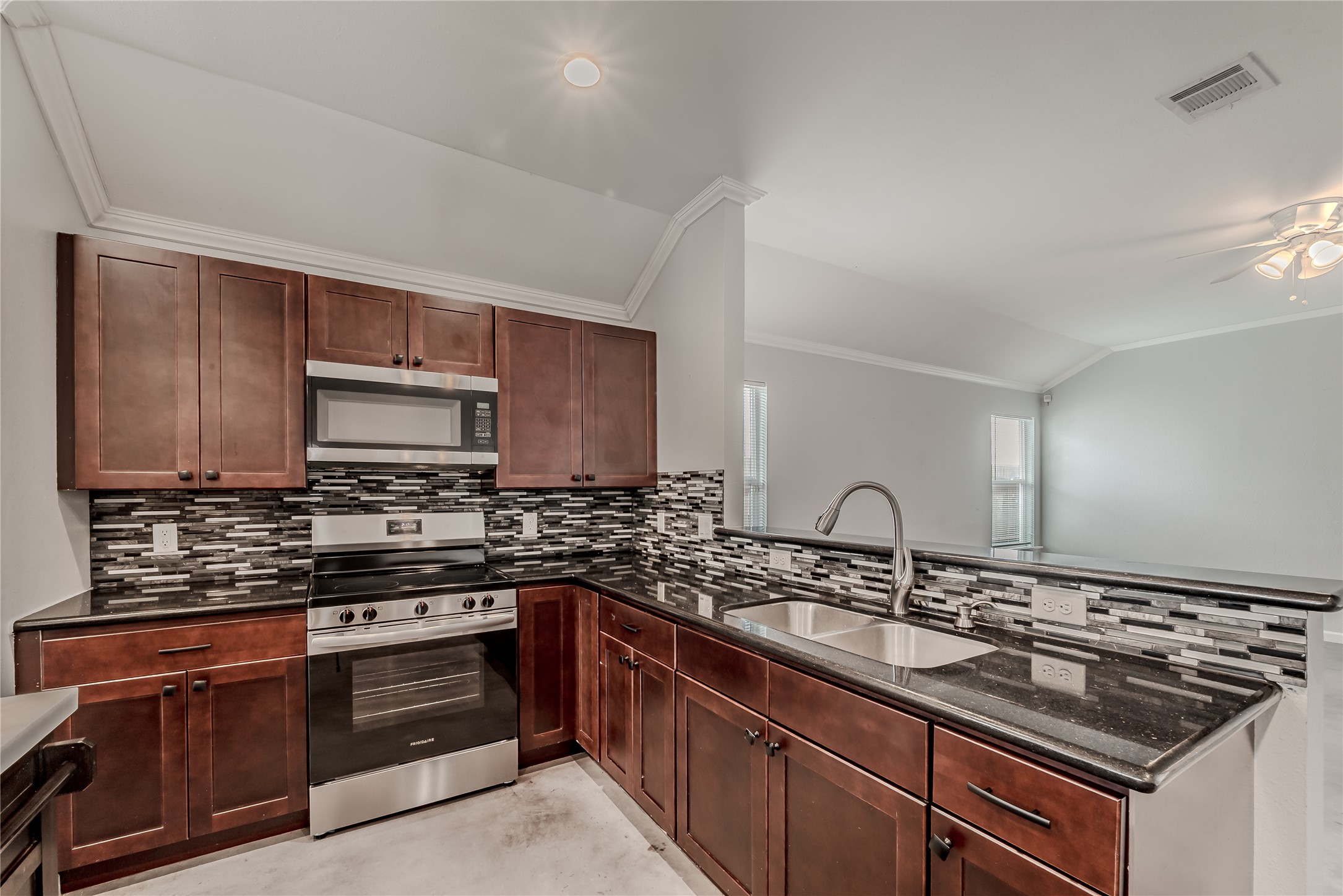 834 Elkhart Street Houston, TX 77091 - Photo 19 of 37 Granite countertops with backsplash