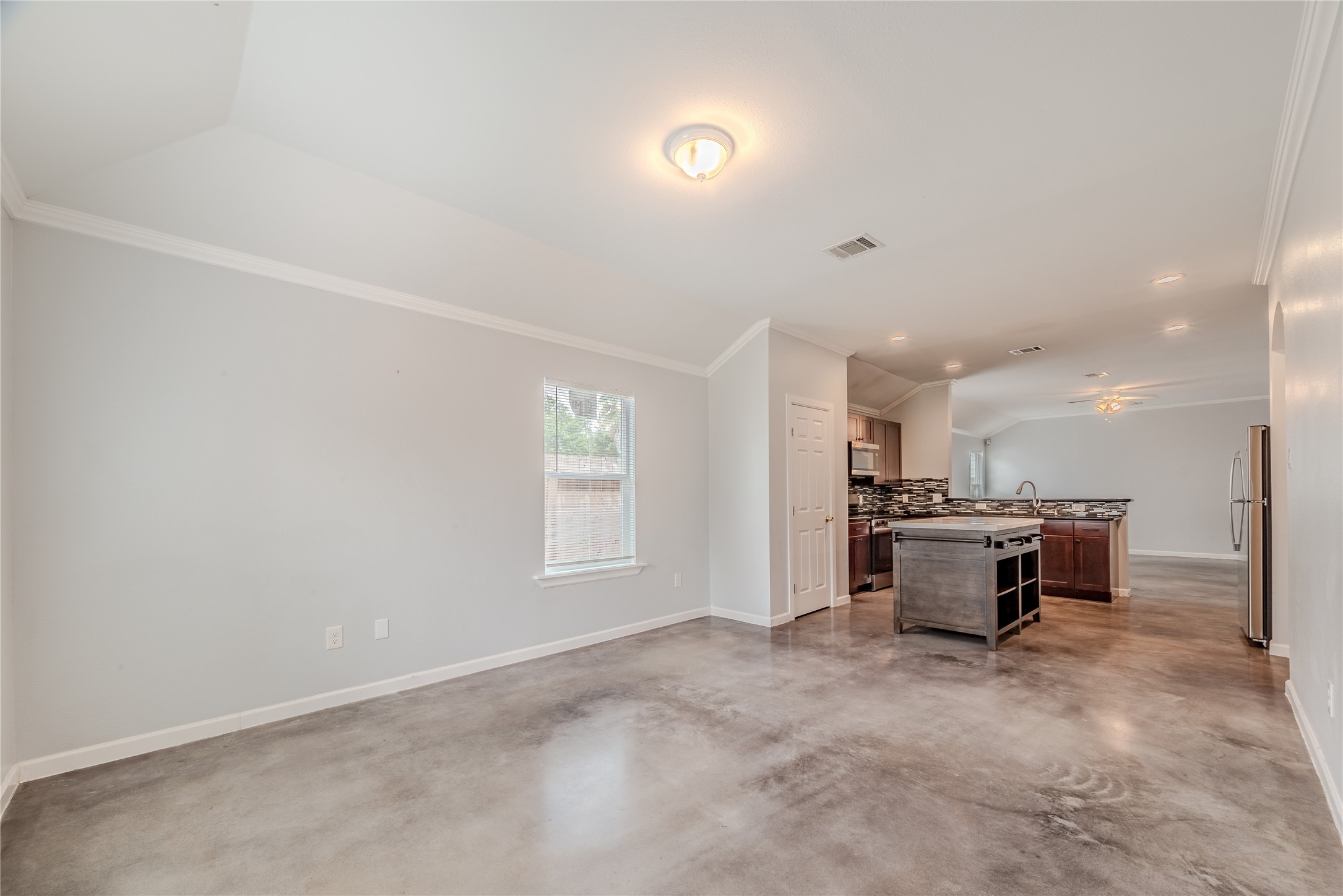 834 Elkhart Street Houston, TX 77091 - Photo 24 of 37 Dinning room view towards the kitchen