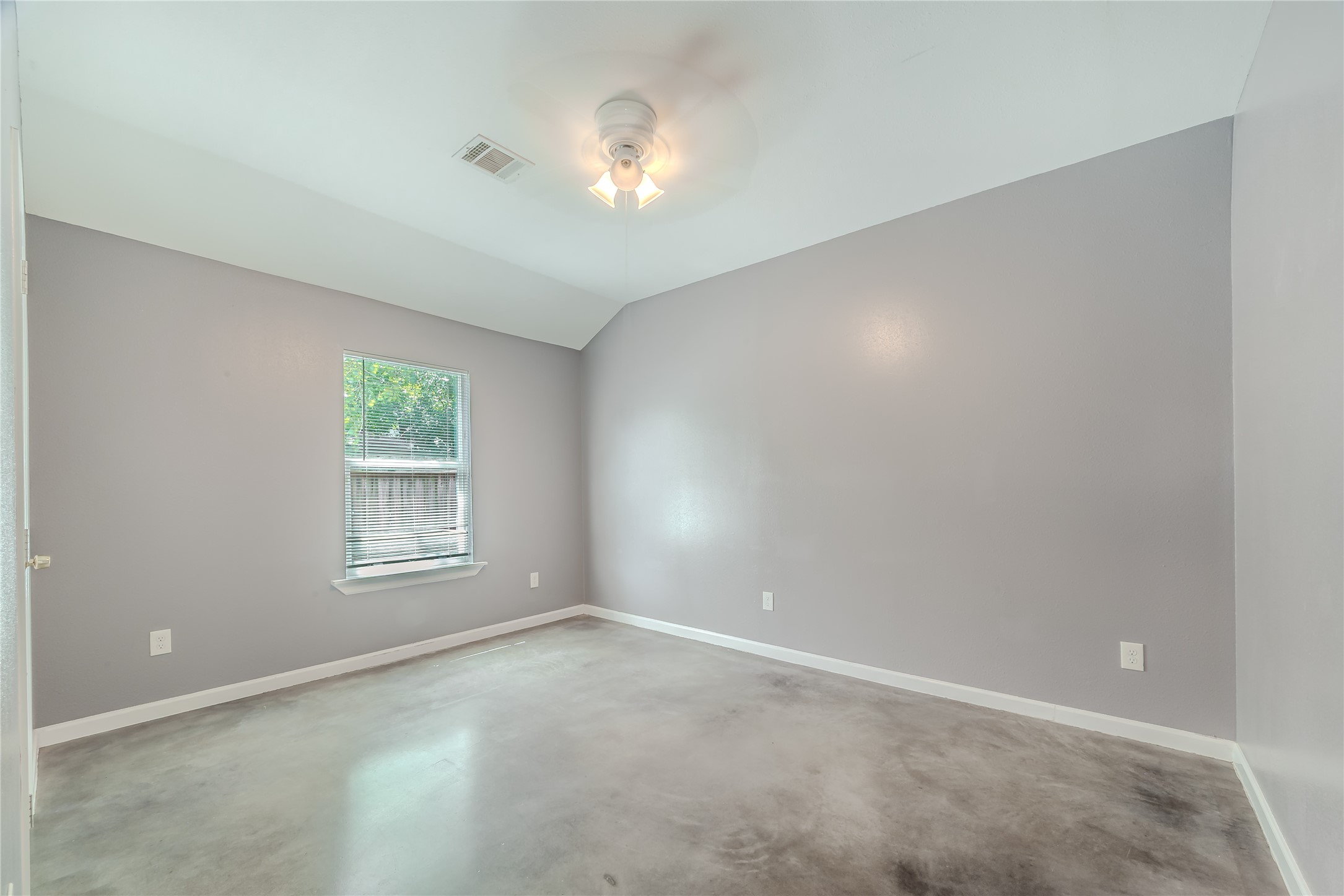 834 Elkhart Street Houston, TX 77091 - Photo 6 of 37 2nd bedroom