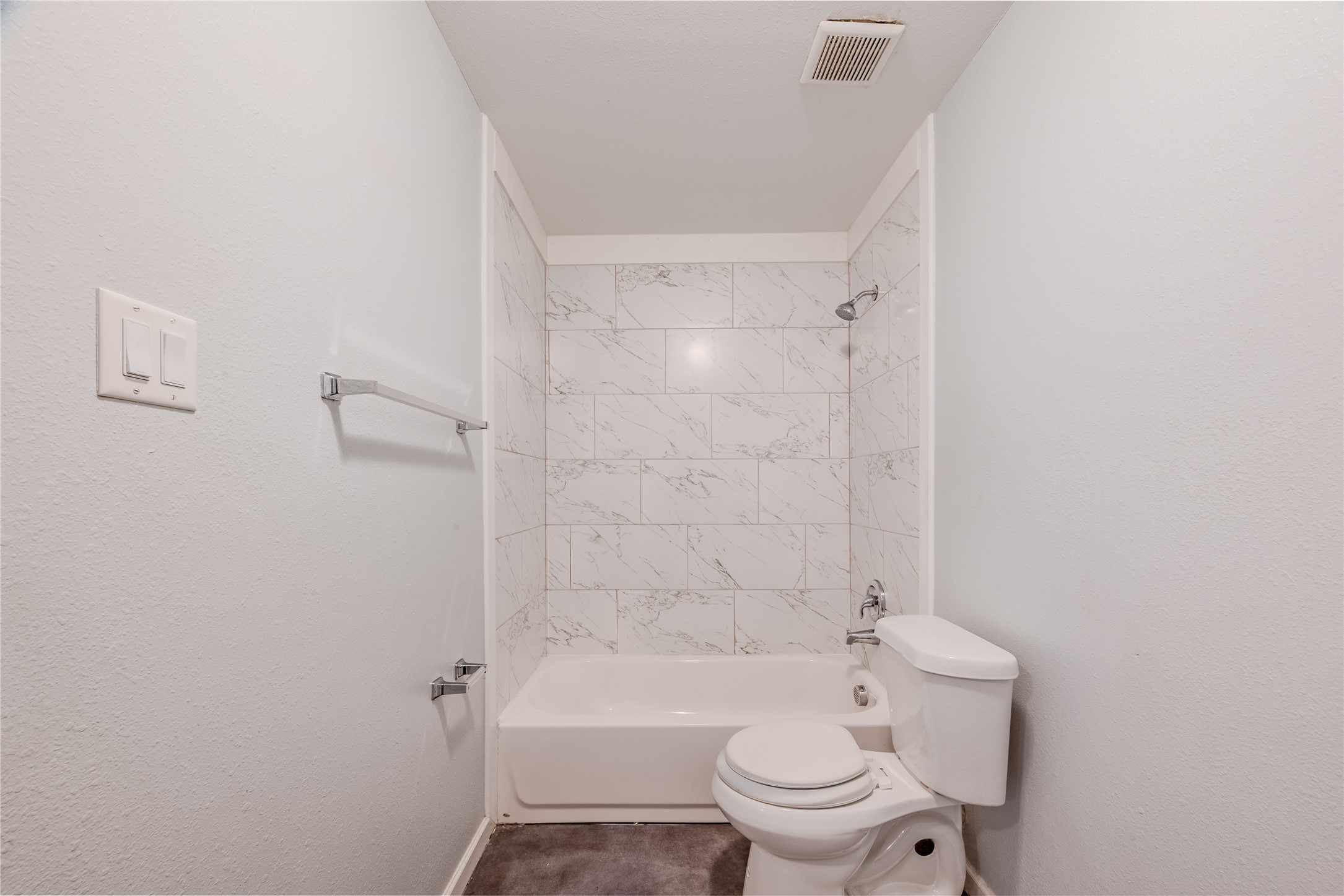834 Elkhart Street Houston, TX 77091 - Photo 10 of 37 Full bathroom available for the 1st and 2nd bedroom and for guests.