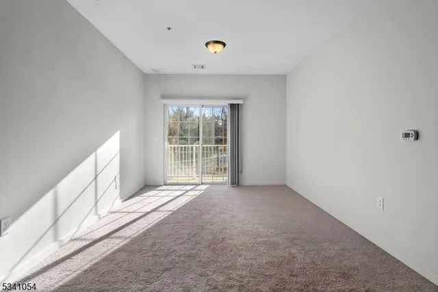 $1,985 | 15 Park Drive, Unit 15, Clinton, NJ 08809