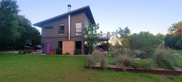 a view of a house with a backyard