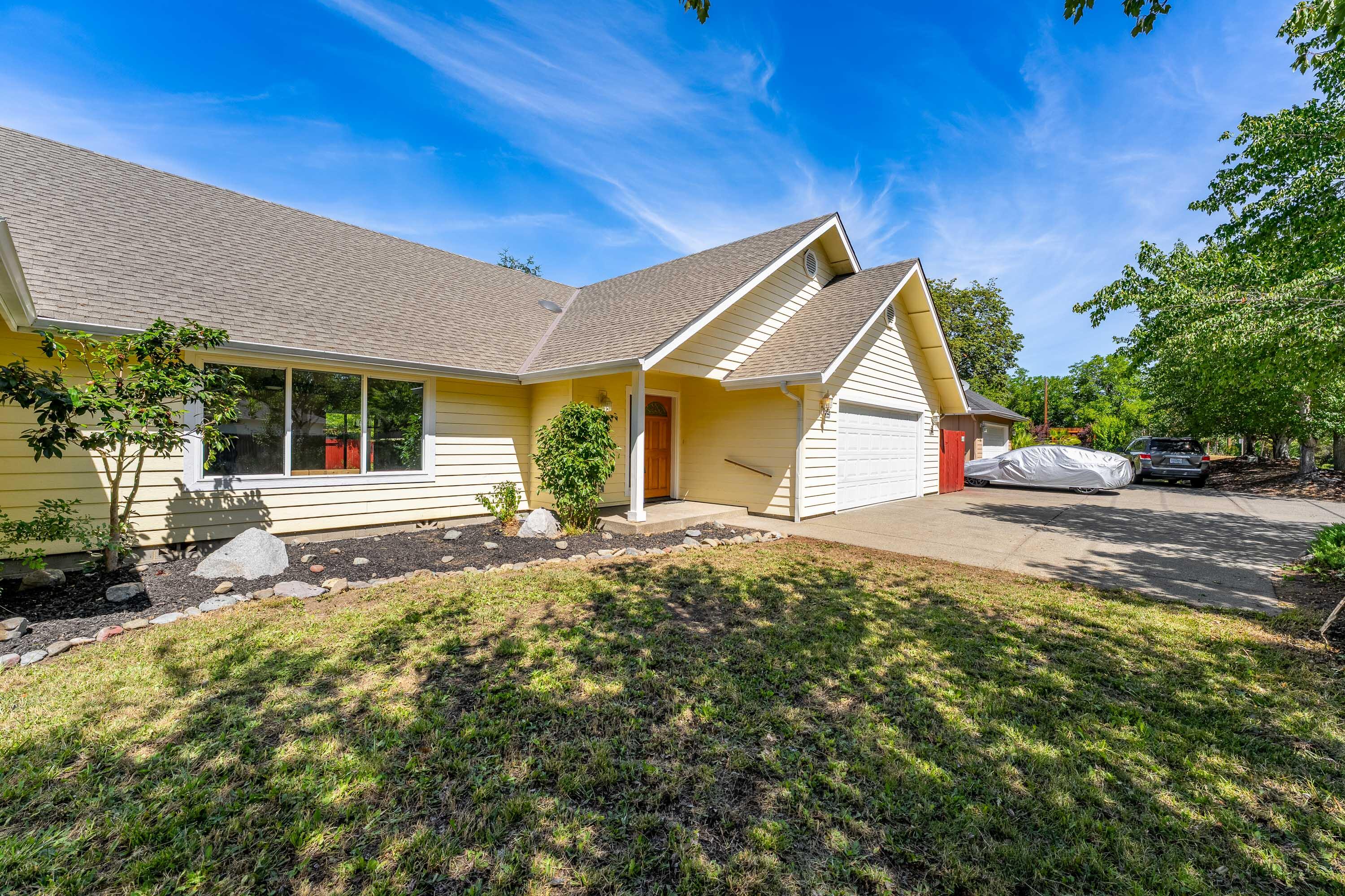 1692 Leonard Road Grants Pass, OR 97527 - Photo 2 of 36 Front View