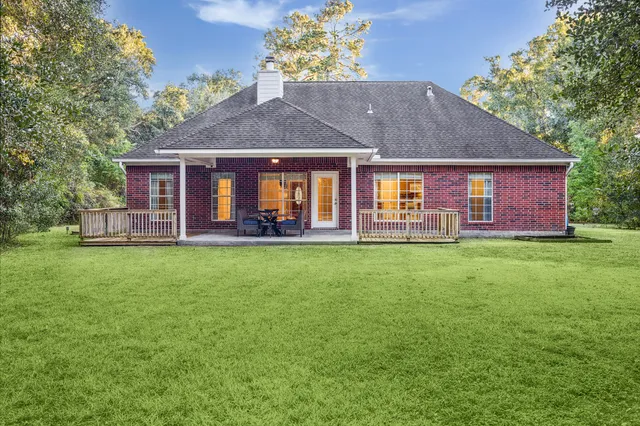 a view of a house with a backyard