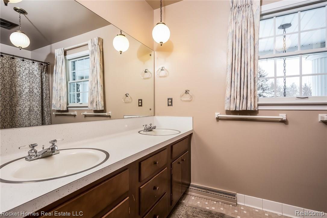 5060 Tree Hill Road Grand Blanc, MI 48439 - Photo 32 of 47 034-Bathroom-5281760-medium.jpg