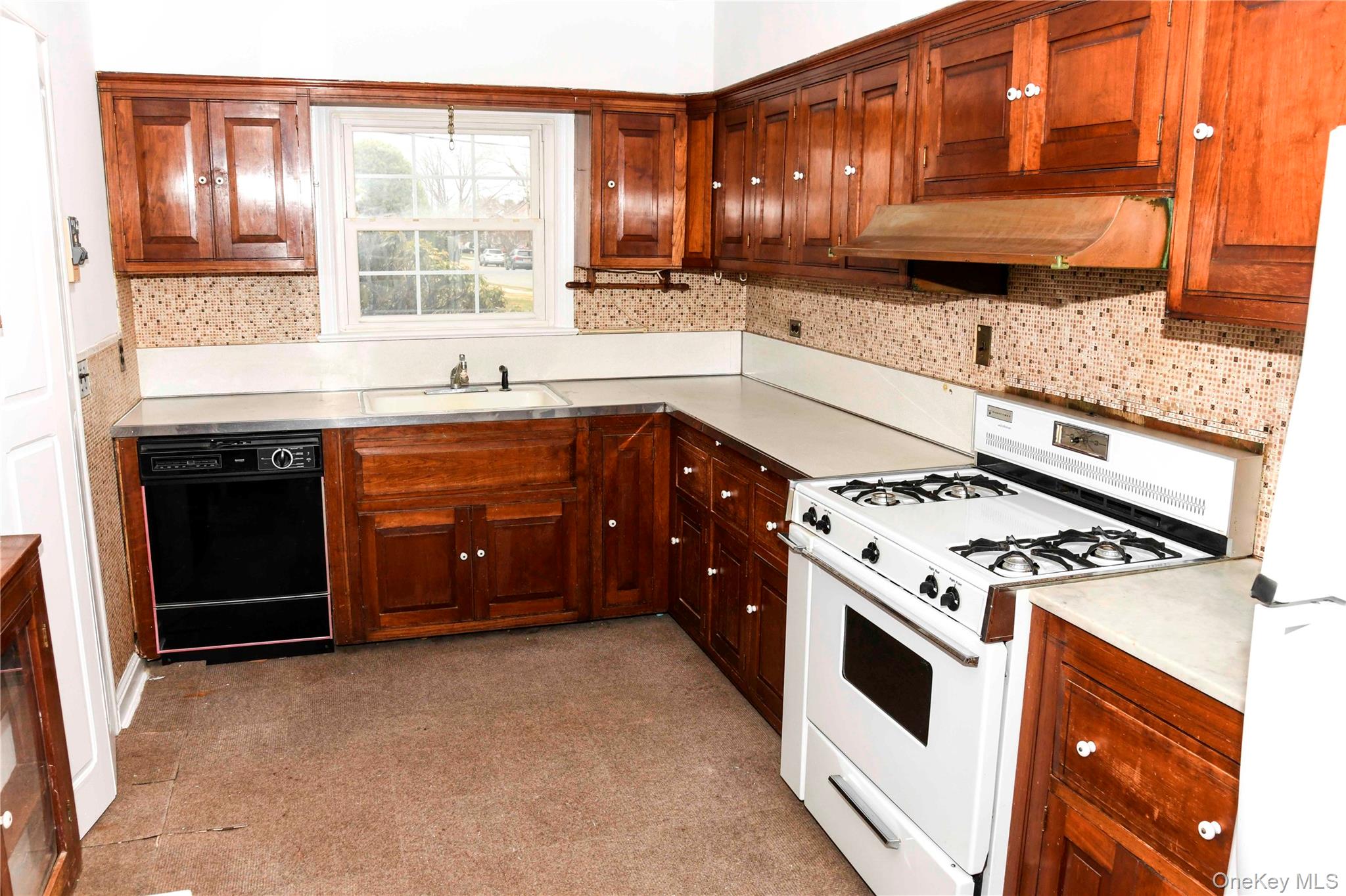 138 Chestnut Street Lynbrook, NY 11563 - Photo 11 of 23