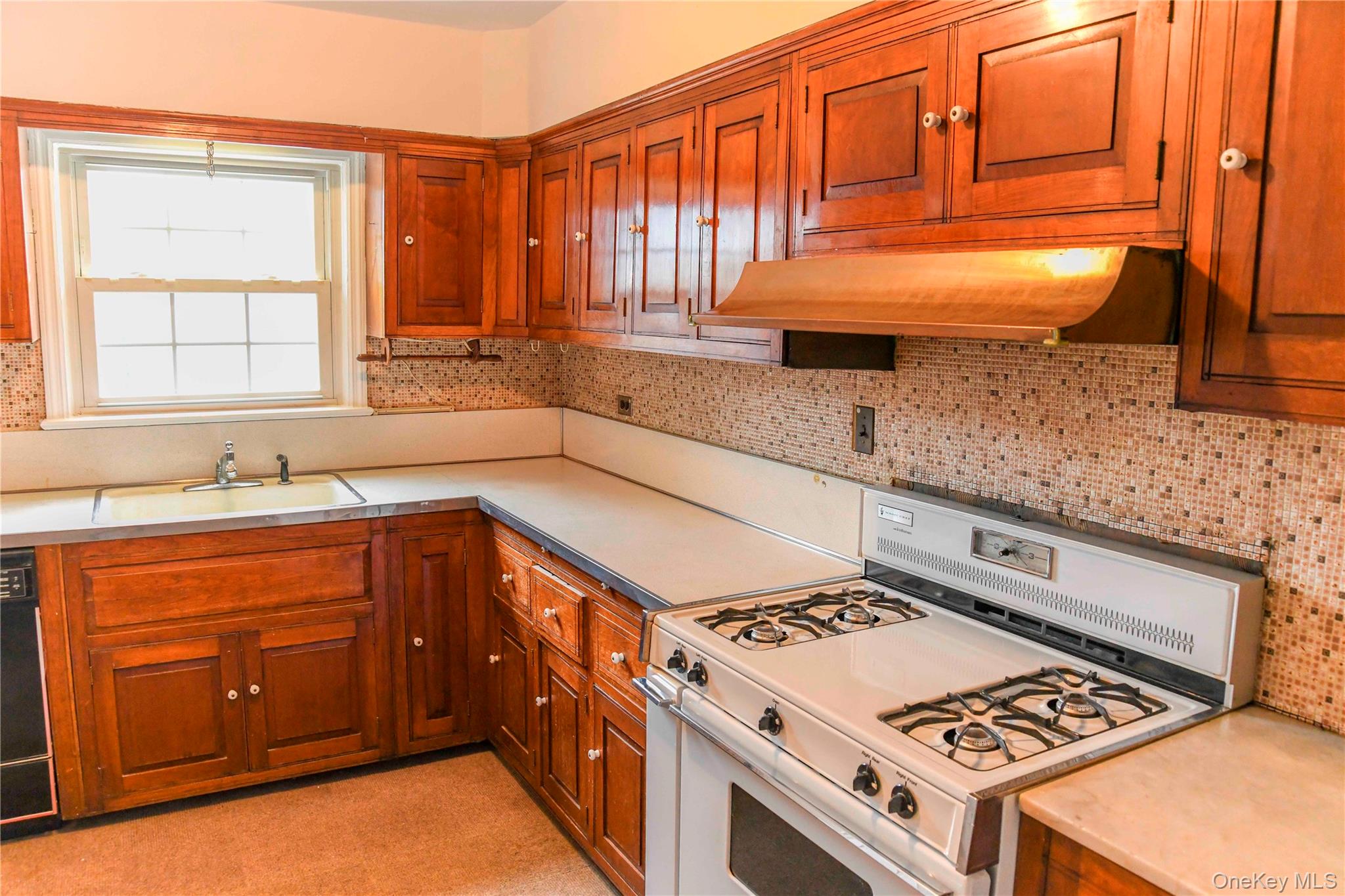 138 Chestnut Street Lynbrook, NY 11563 - Photo 12 of 23