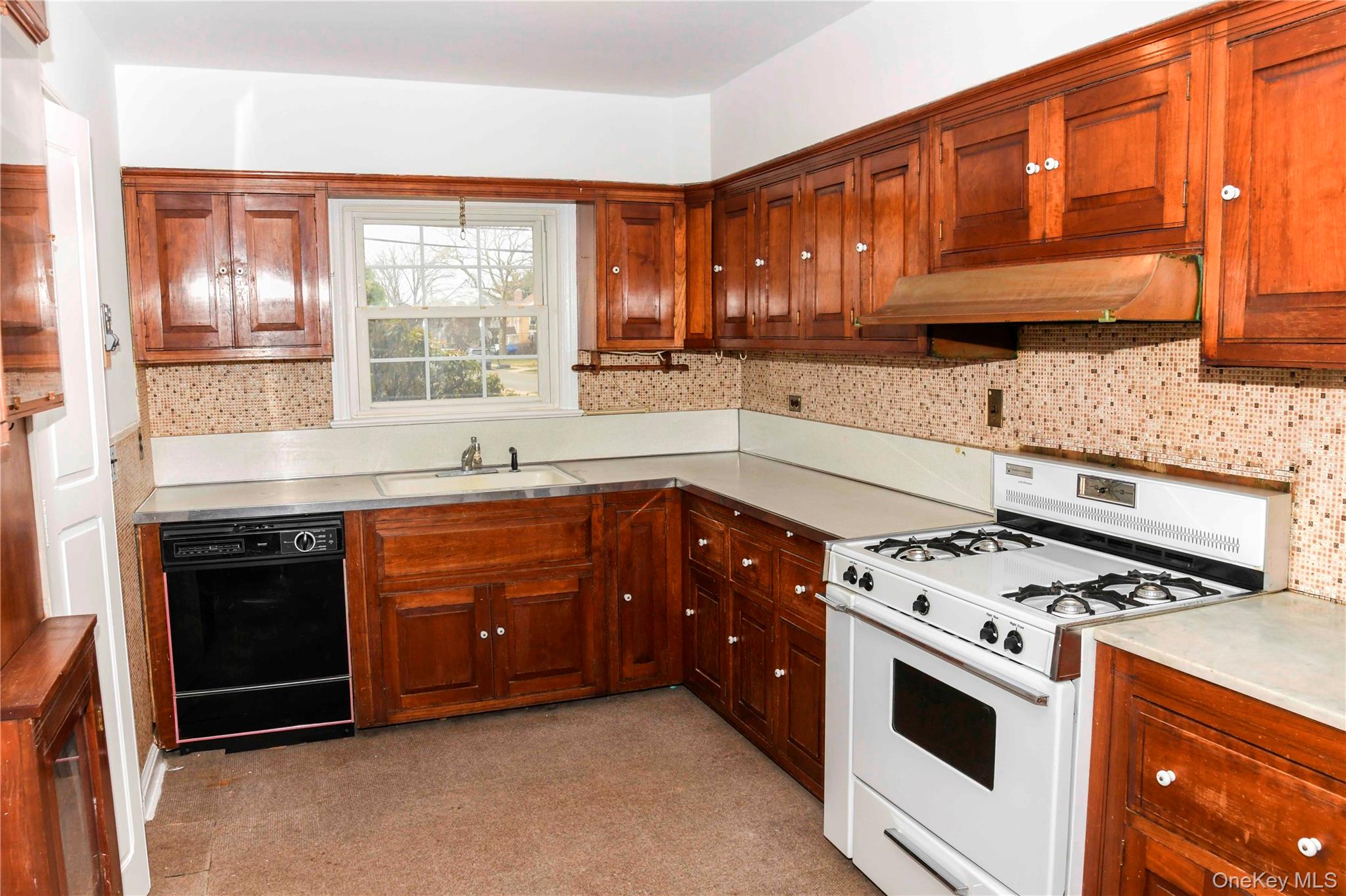 138 Chestnut Street Lynbrook, NY 11563 - Photo 14 of 23