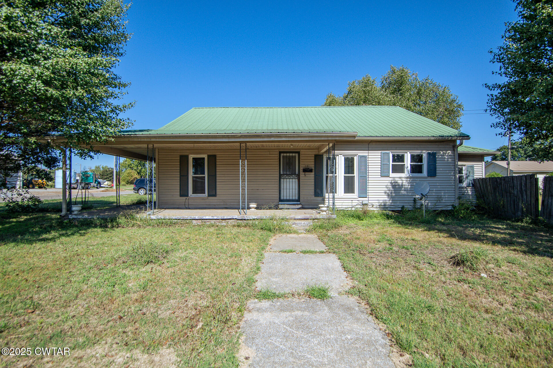 a view of a house with backyard and garden