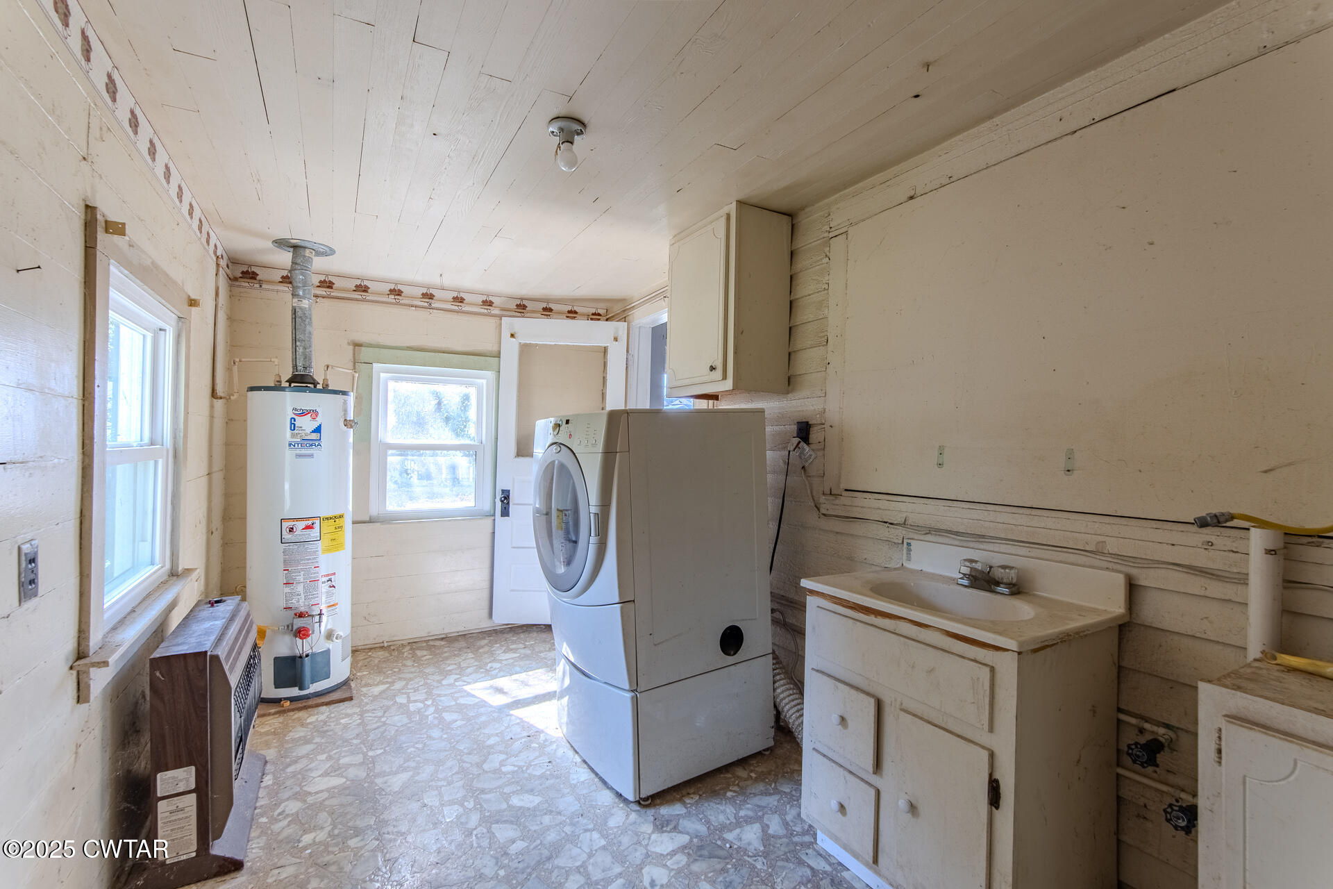 101 North Front Street Kenton, TN 38233 - Photo 20 of 30 a utility room with closet dryer and washer