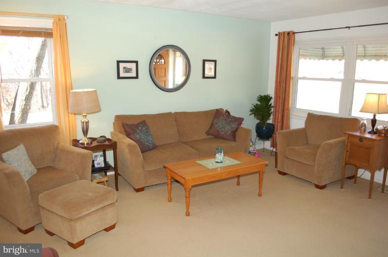 606 Mansfield Road Essex, MD 21221 - Photo 22 of 25 Living Room