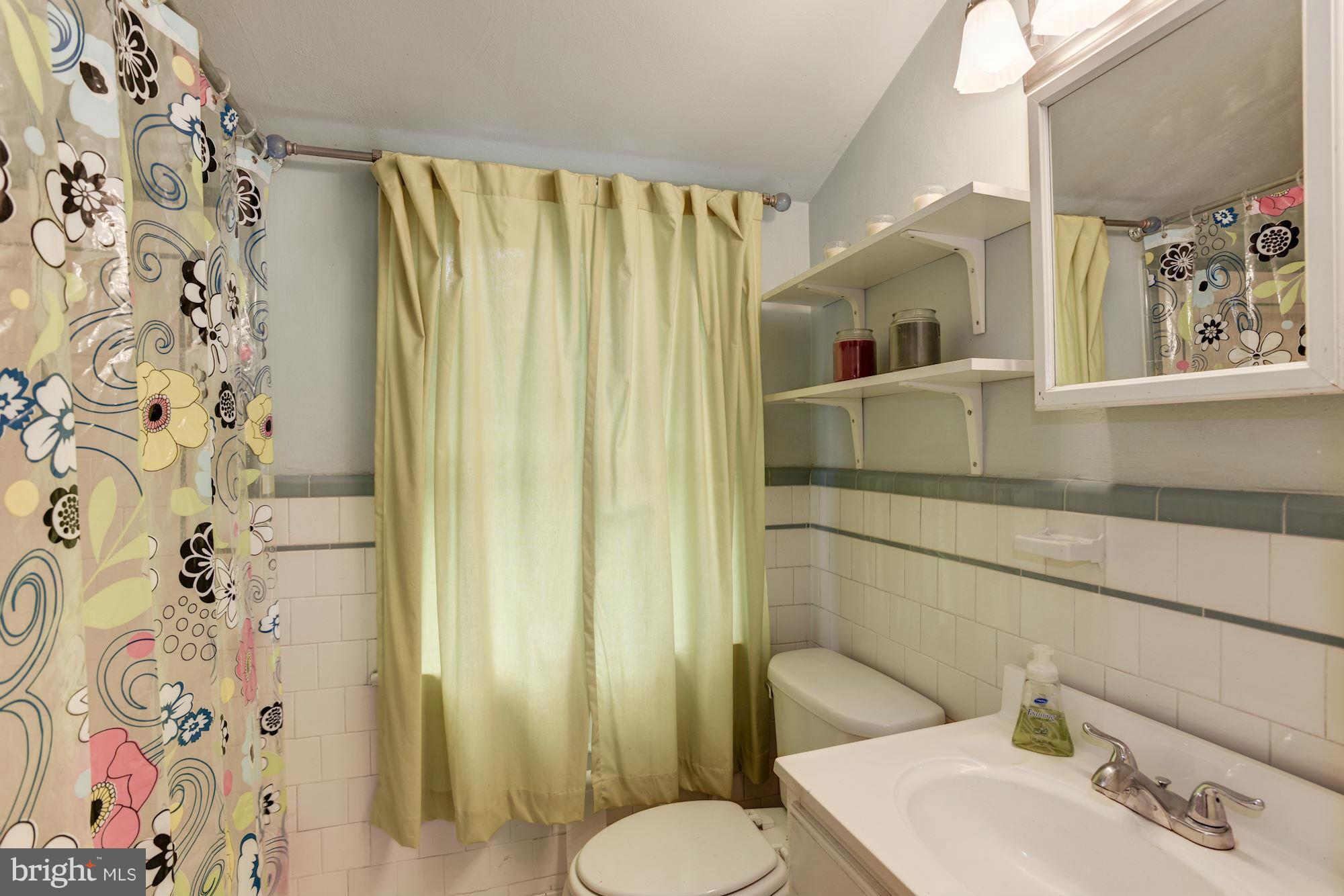911 Litchfield Road Baltimore, MD 21239 - Photo 22 of 30 Hall bath on second level.
