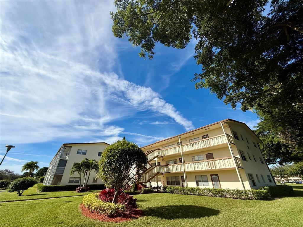 84 Mansfield A, Unit 84 Boca Raton, FL 33434 - Photo 23 of 24 a view of a large building