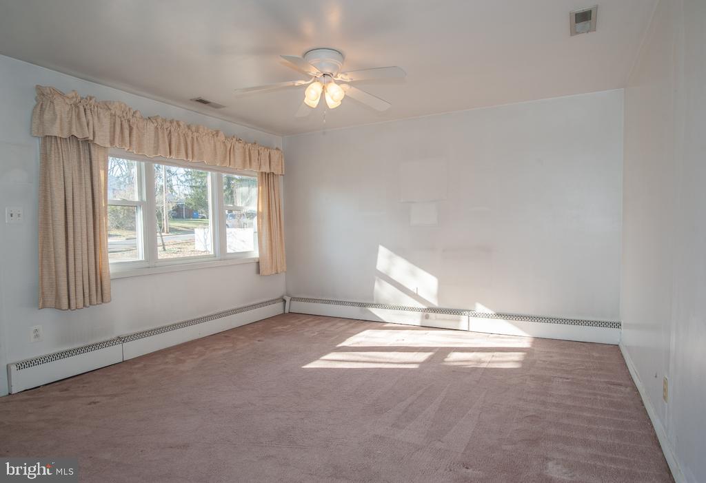 6307 Climbhill Road Alexandria, VA 22310 - Photo 2 of 17 Living Room