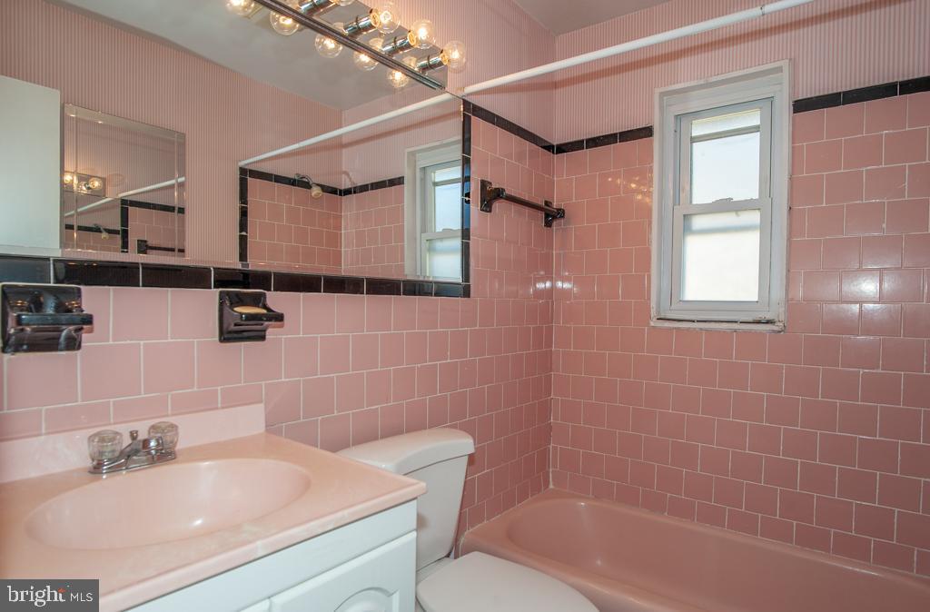 6307 Climbhill Road Alexandria, VA 22310 - Photo 12 of 17 Upper Level Bath