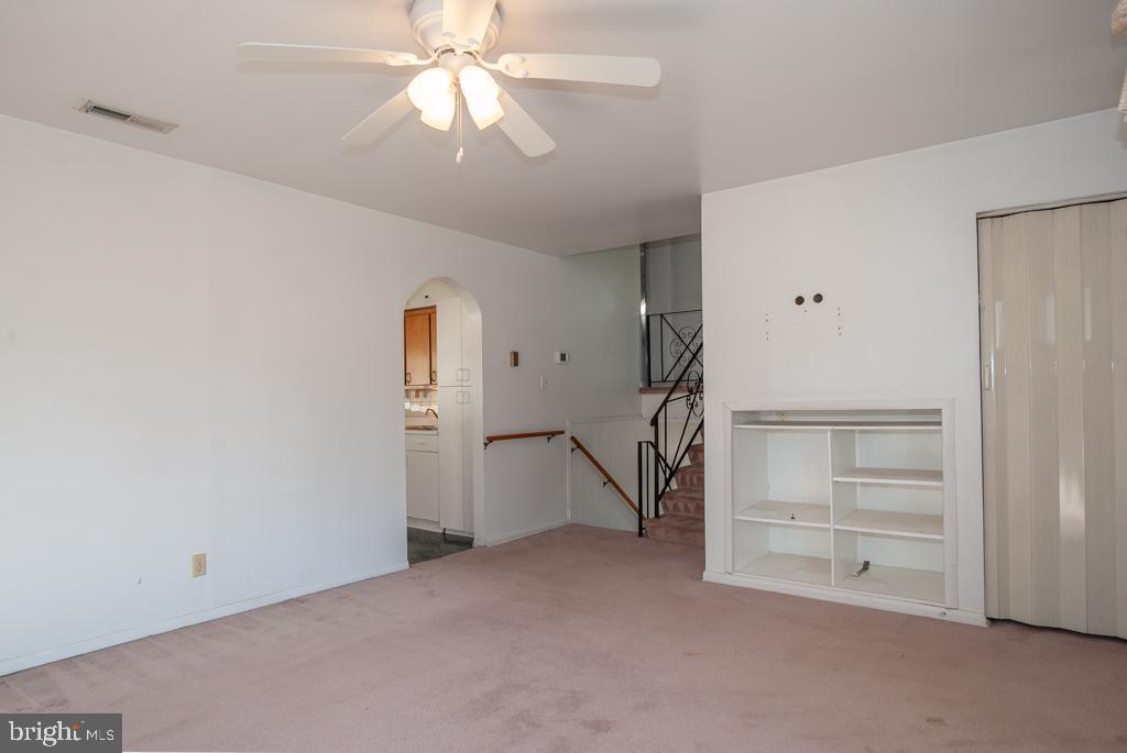 6307 Climbhill Road Alexandria, VA 22310 - Photo 4 of 17 Living Room