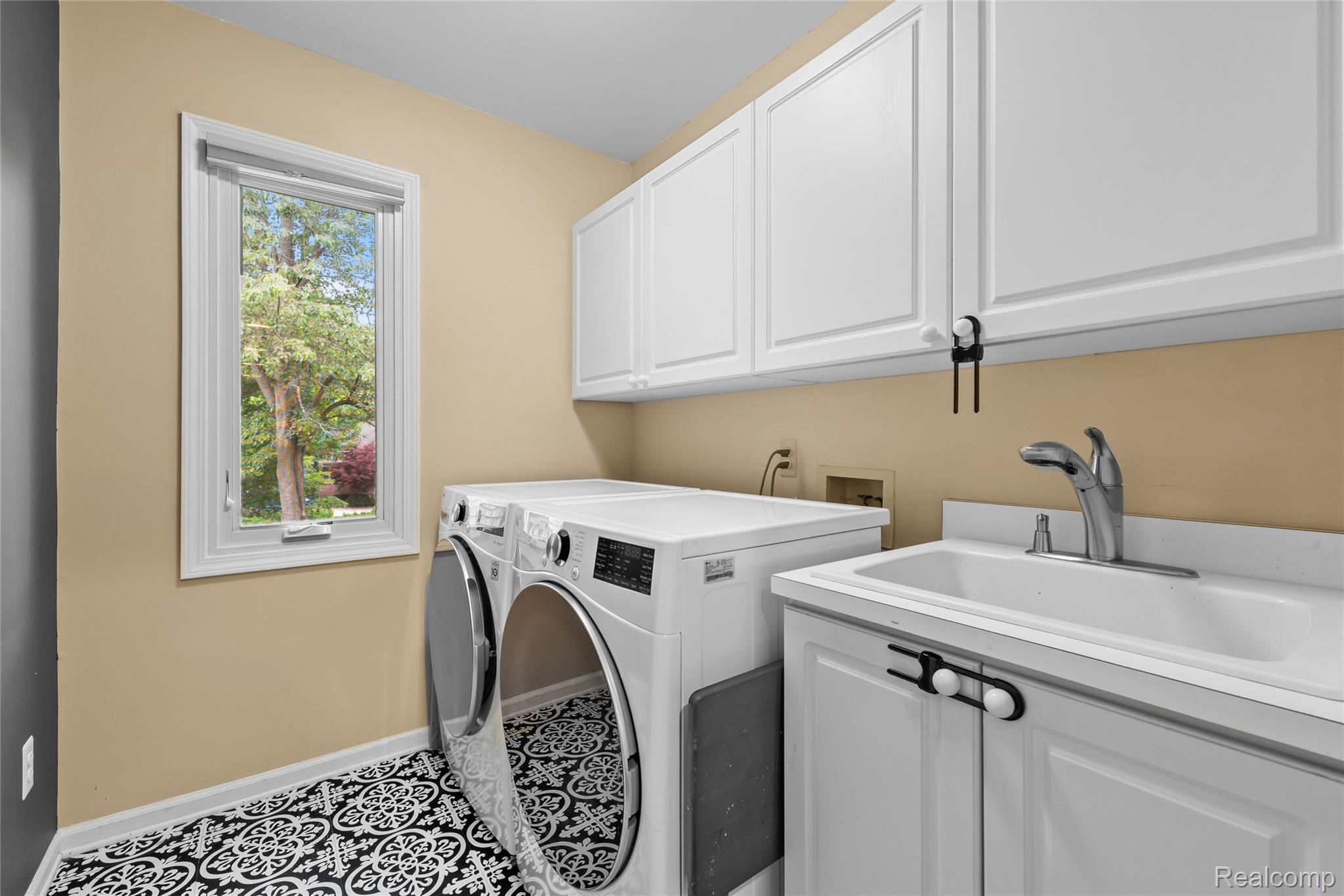 1781 Apple Ridge Court Rochester, MI 48306 - Photo 28 of 79 28 - First Floor Laundry.jpg