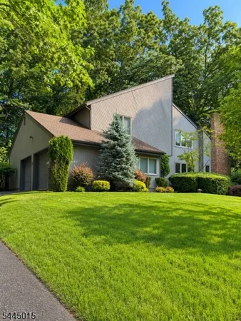 $999,999 | 8 North Bayard Lane, Mahwah, NJ 07430