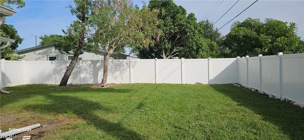 a view of yard with grass