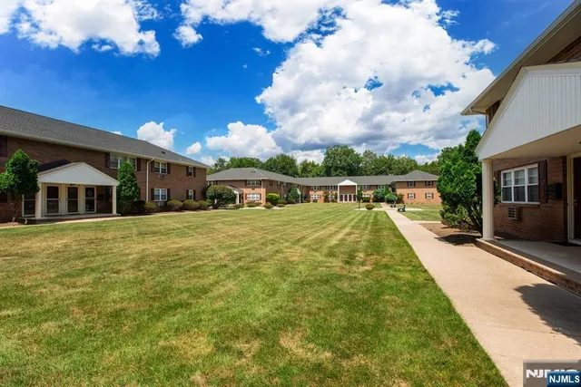 $300,000 | 87 North Maple Avenue, Park Ridge, NJ 07656