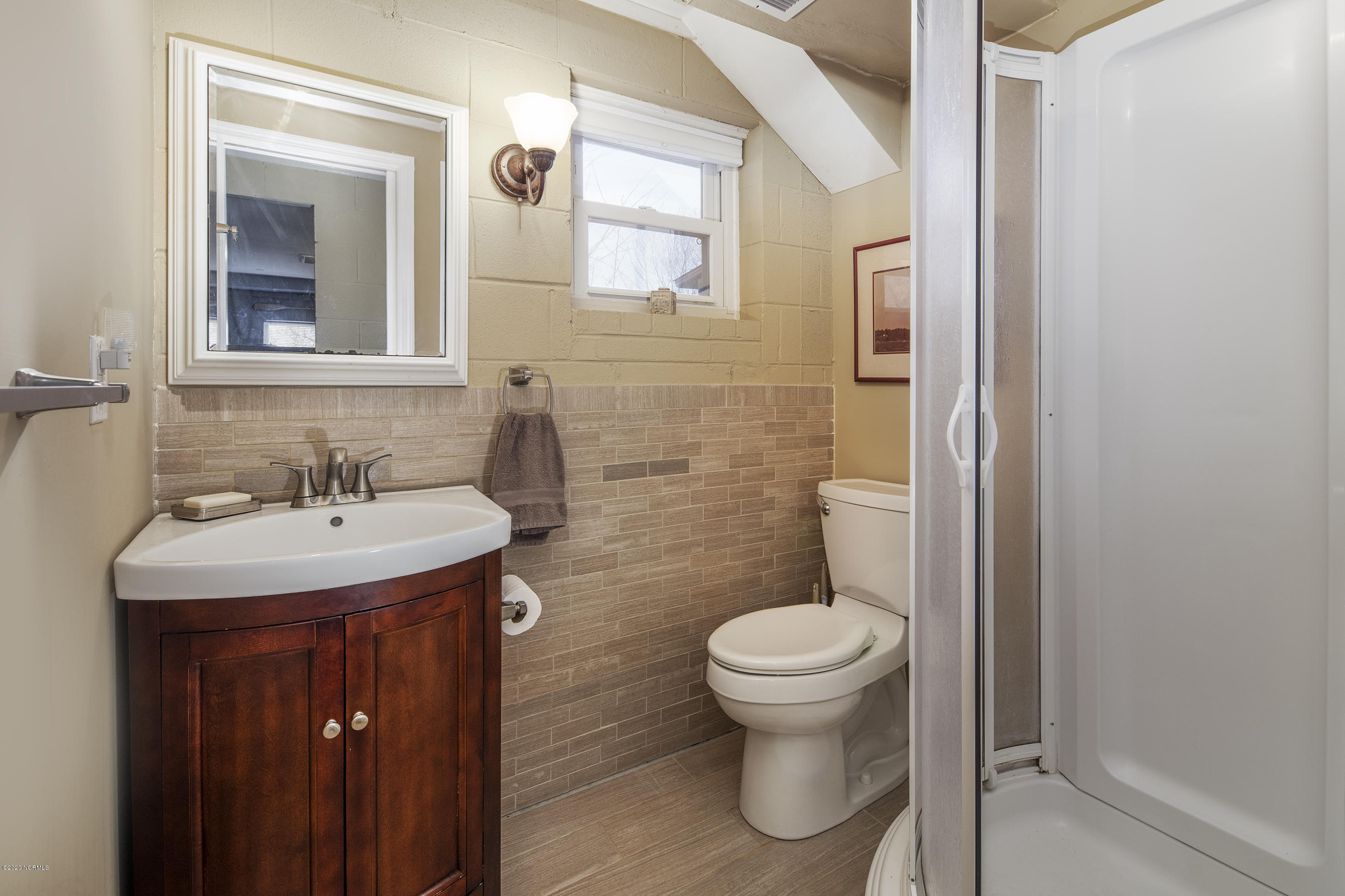 417 Riverside Drive New Bern, NC 28560 - Photo 19 of 93 In-Law Suite Full Bathroom