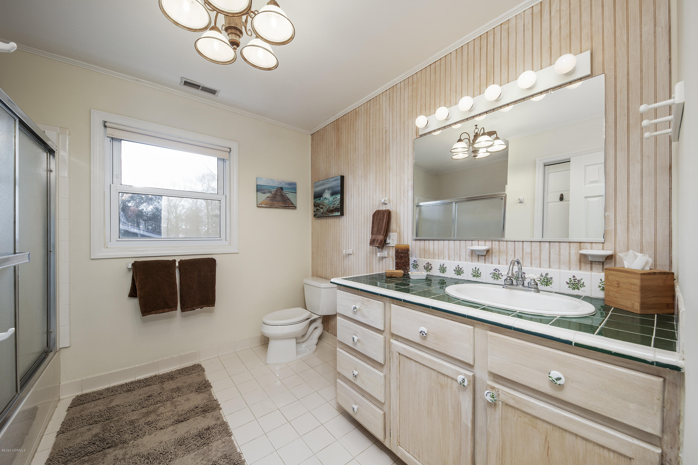 417 Riverside Drive New Bern, NC 28560 - Photo 30 of 93 Large Full Bathroom