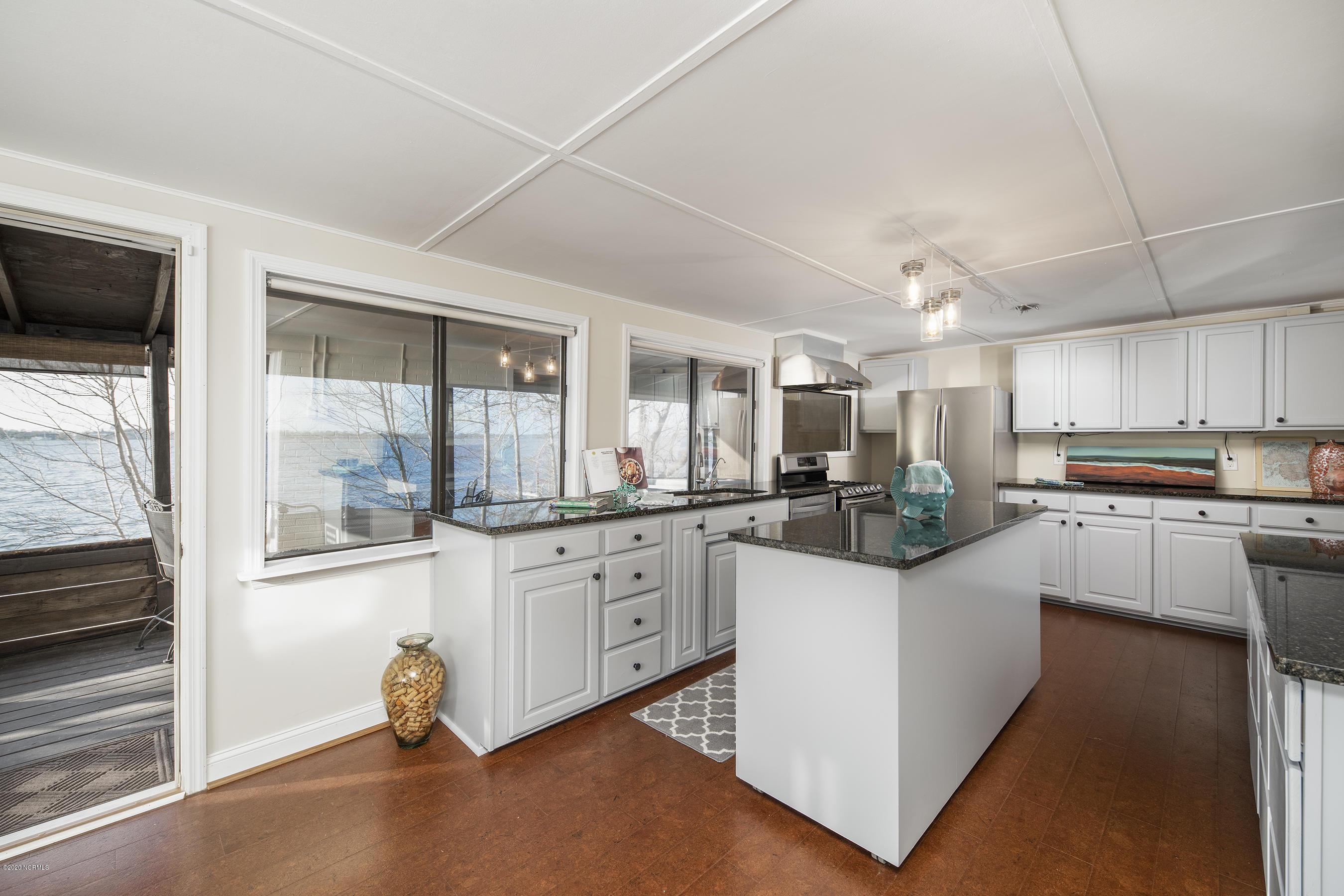 417 Riverside Drive New Bern, NC 28560 - Photo 41 of 93 Chef's Kitchen with Rolling Island!
