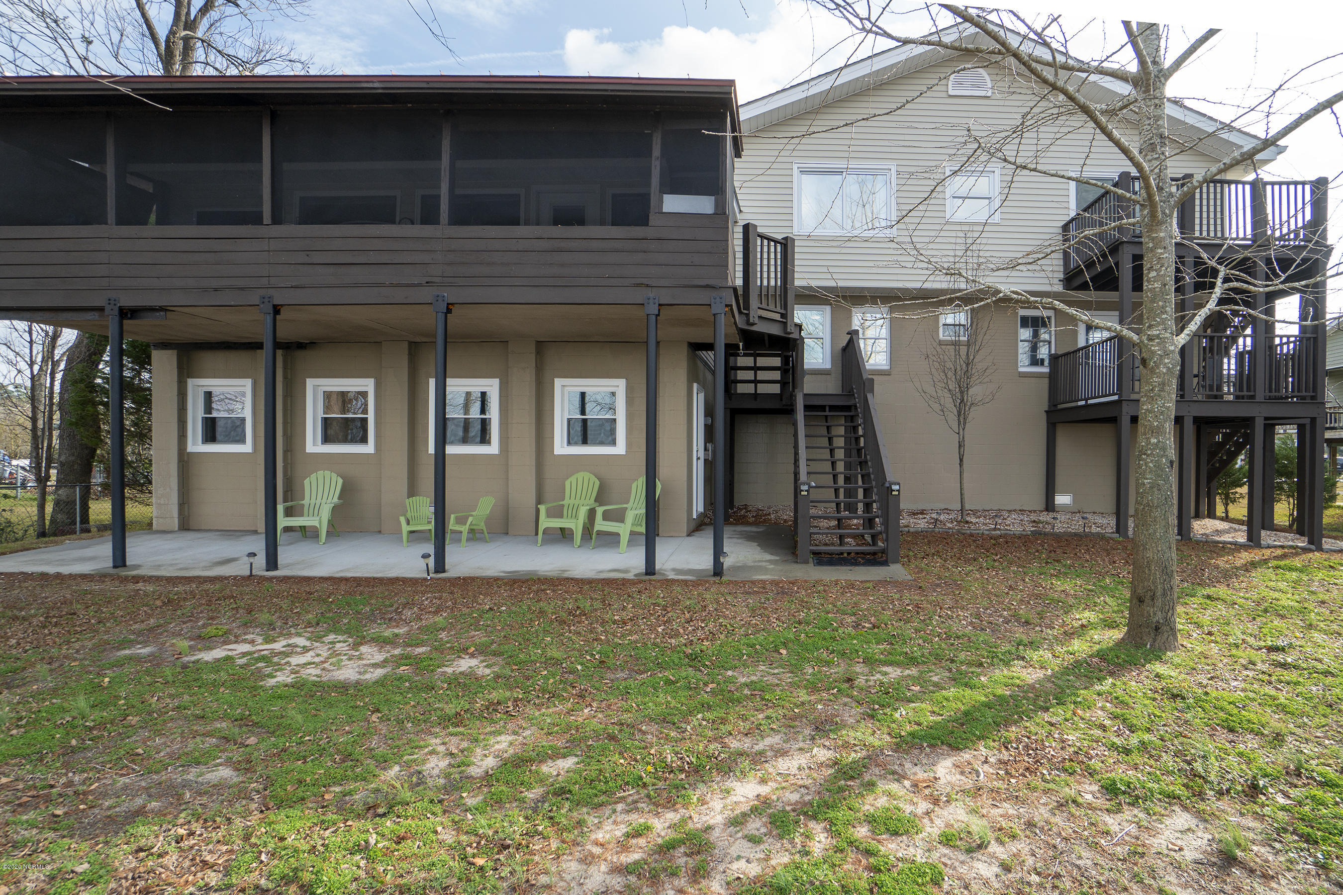 417 Riverside Drive New Bern, NC 28560 - Photo 53 of 93 Screened Porch and Patio Sitting