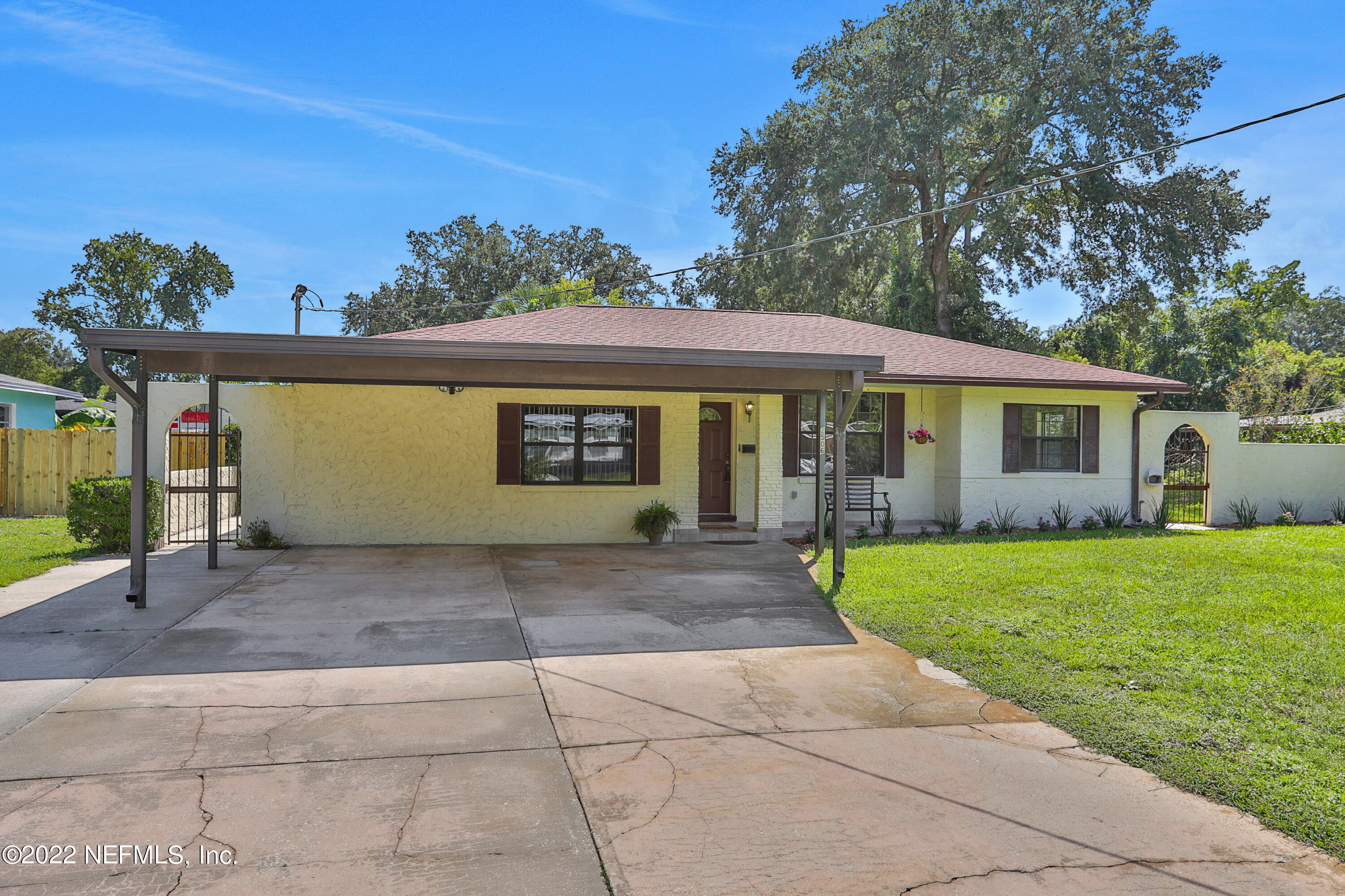 2506 Community Road Jacksonville, FL 32207 - Photo 31 of 36 Front of House & Driveway