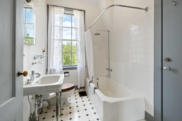 $1,600,000 | 10 Bischoff Lane, Hartland, VT 05048