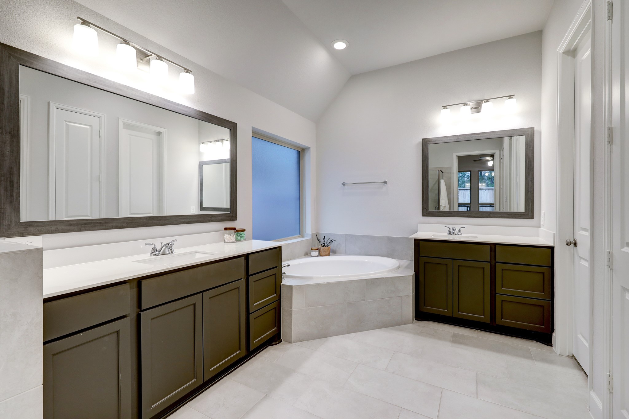 804 Fall Rock Branch Drive Conroe, TX 77304 - Photo 21 of 44 a bathroom with a tub sink and mirror