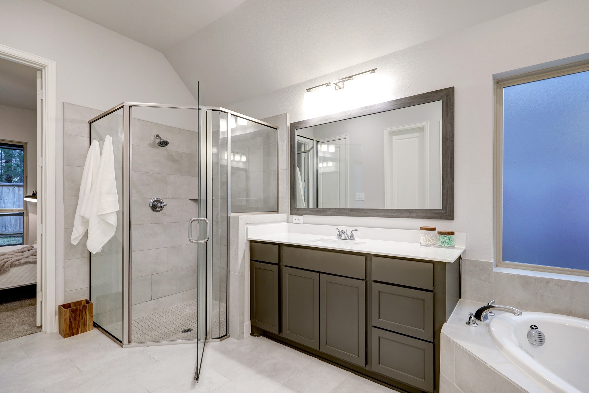 804 Fall Rock Branch Drive Conroe, TX 77304 - Photo 26 of 44 a bathroom with a tub a sink and mirrors