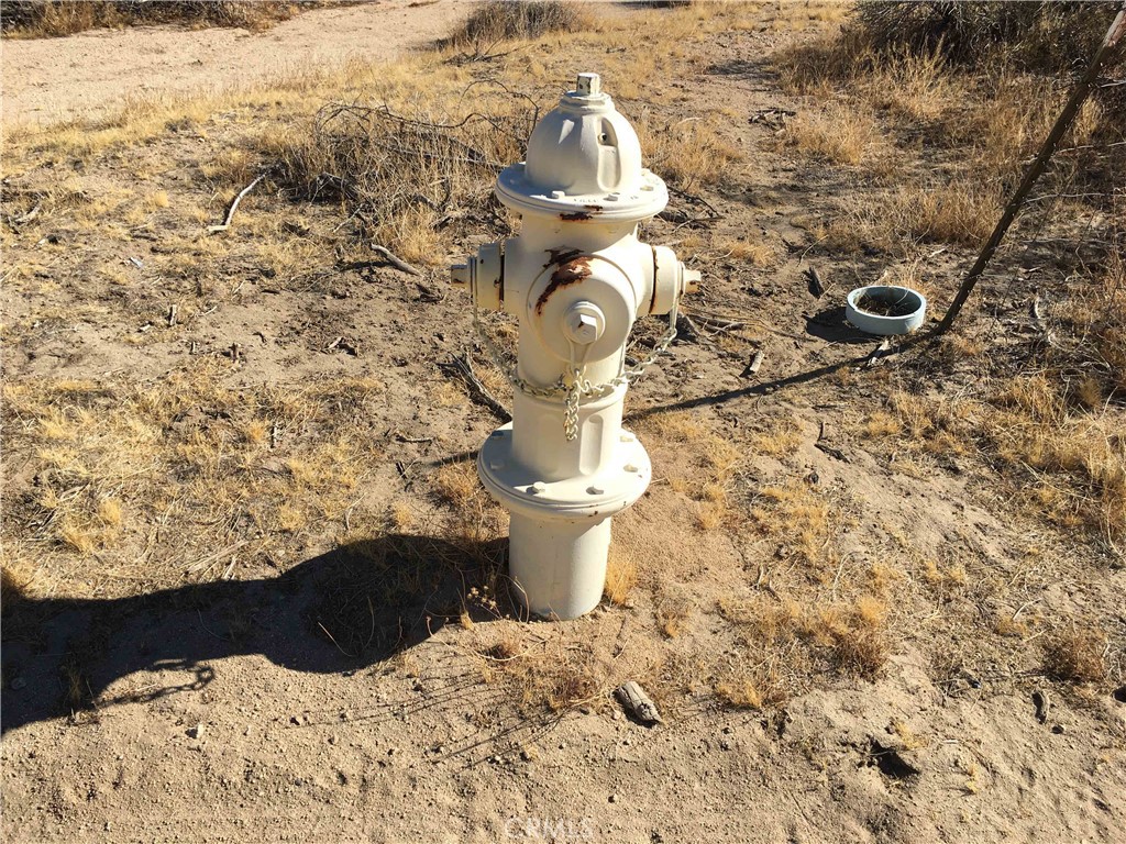 8675 Tortuga Trail Joshua Tree, CA 92252 - Photo 10 of 11 a view of a fireplace in a bathroom