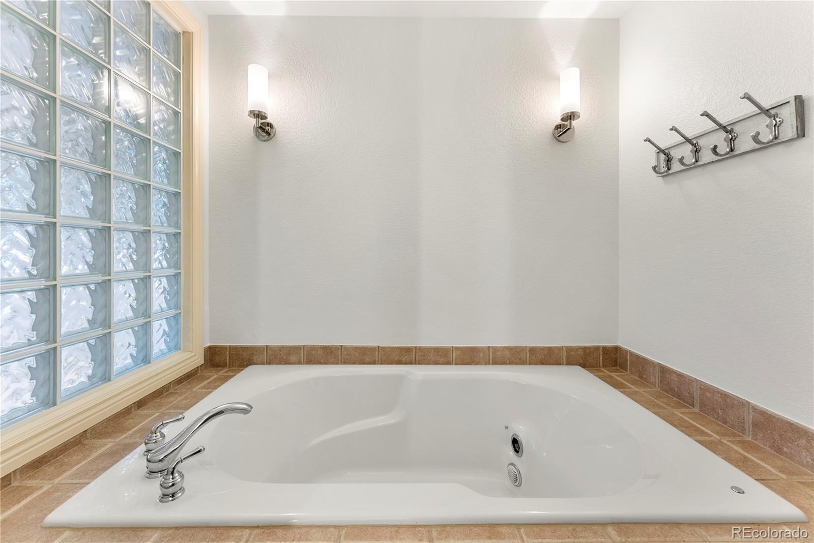 14046 Lexington Circle Westminster, CO 80023 - Photo 35 of 40 a bathroom with a bathtub