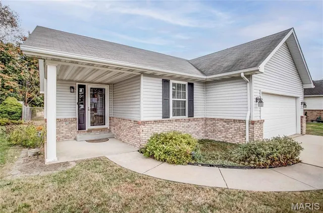 $219,900 | 428 Pheasant Lane, Moro, IL 62067