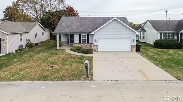 $219,900 | 428 Pheasant Lane, Moro, IL 62067